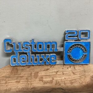🔵 Vintage 1975 - 1980 Models Chevrolet Customer Deluxe 20 Series Metal Emblem